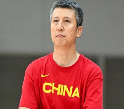 中国男篮输日本仅1天，难堪场面上演，郭士强如今处境进退两难