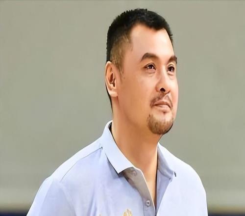 55岁刘玉栋不再隐忍，一句“软骨头”，彻底撕下中国男篮的遮羞布