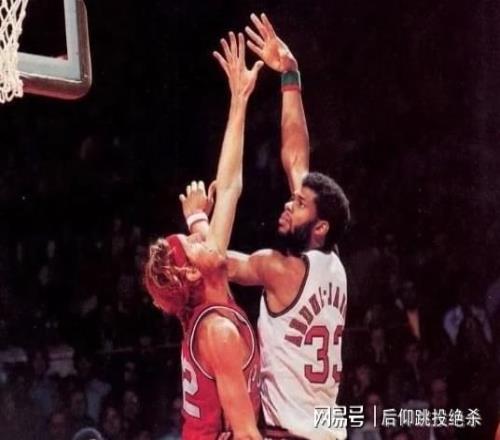 同一赛季包揽得分王、总冠军和双MVP有多难NBA仅4人做到，詹姆斯差一点