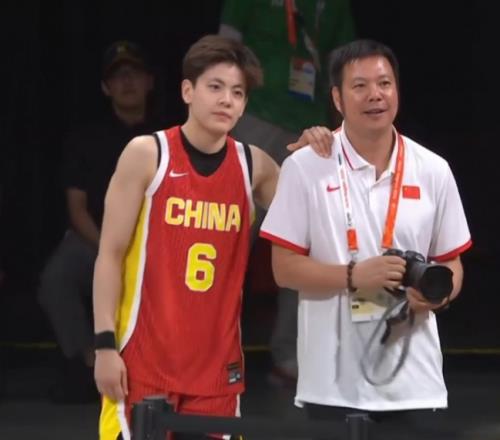女篮冲金隐患！杨舒予22分钟21分全场最高扭伤脚踝一瘸一拐