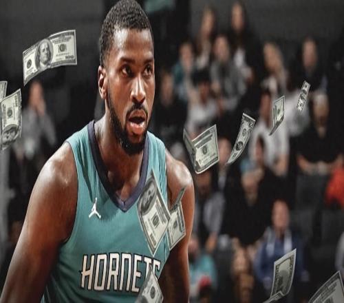 还记得他吗乔丹钦点的榜眼秀，浓眉的大学队友，NBA生涯场均仅8+5，27岁被NBA淘汰