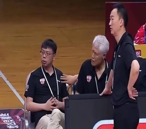 曾对着裁判爆粗中国篮球被你们吹掉了！浙江官宣：免除方俊总经理