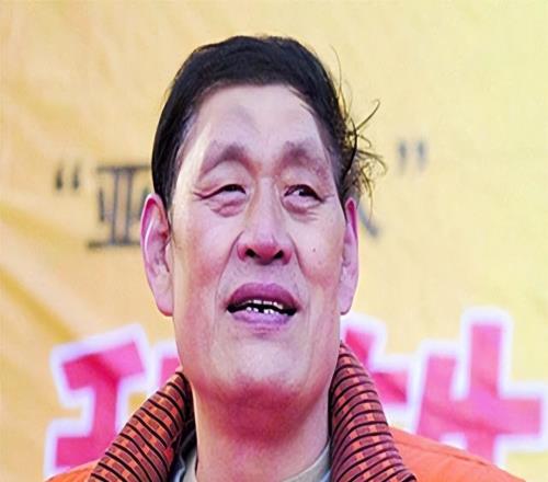 穆铁柱的最后一天：前一天过生日，队友还来庆祝，他却倒在健身器材上